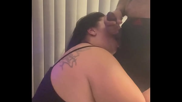 Chupando o pau favorito da vez e gozada no rosto